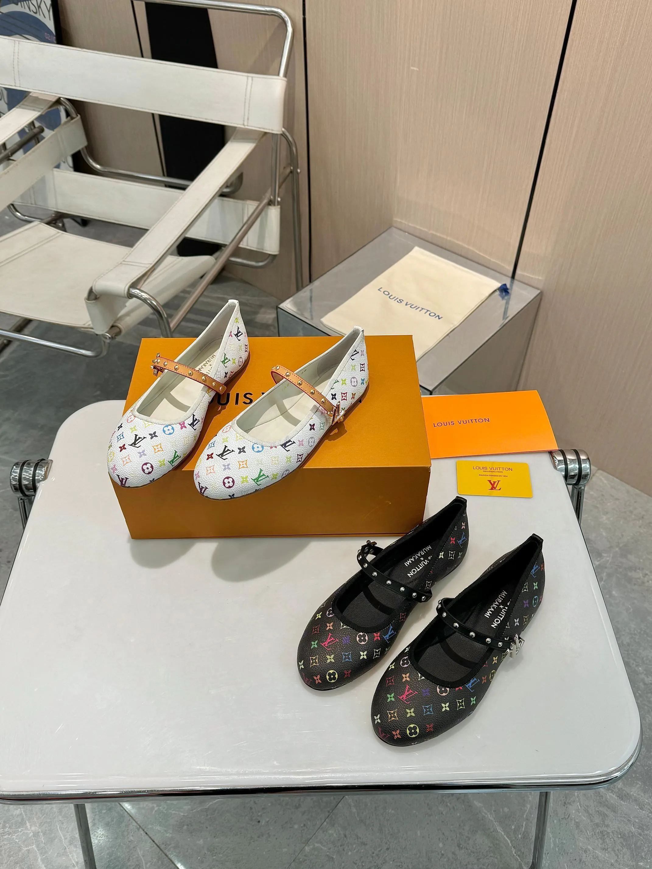 👟👟Ex-factory price 520🎃🎃 LV Louis Vuitton, a new luxury experience 👟👟Today I recommend a Louis Vuitton beauty to everyone!  It uses high-grade genuine leather soles and feels comfortable on your feet, making every step feel like you are walking on the clouds.  High-end lasting technology, the foot feels incomparable!  💙The perfect combination of brand printed leather and brand hardware buckles creates a unique fashion sparkle, highlighting nobility and luxury!  Classic design, exquisite craftsmanship, and quality in every detail.  Whether it's the casual style of matching or the elegant style of a skirt, it can be easily controlled.  Wear this pair of Louis Vuitton and become the fashion focus of the street, showing off your elegant taste! 💃 Fabric: Brand printed fabric Lining: Breathable sheepskin Sole: Italian leather sole Size: 35-42 (34/40/41/42 customized)